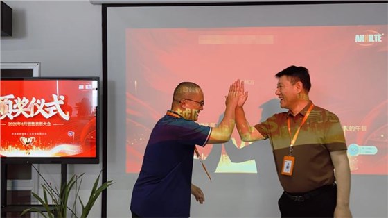 4月销售表彰大会-14