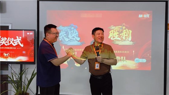 4月销售表彰大会-16